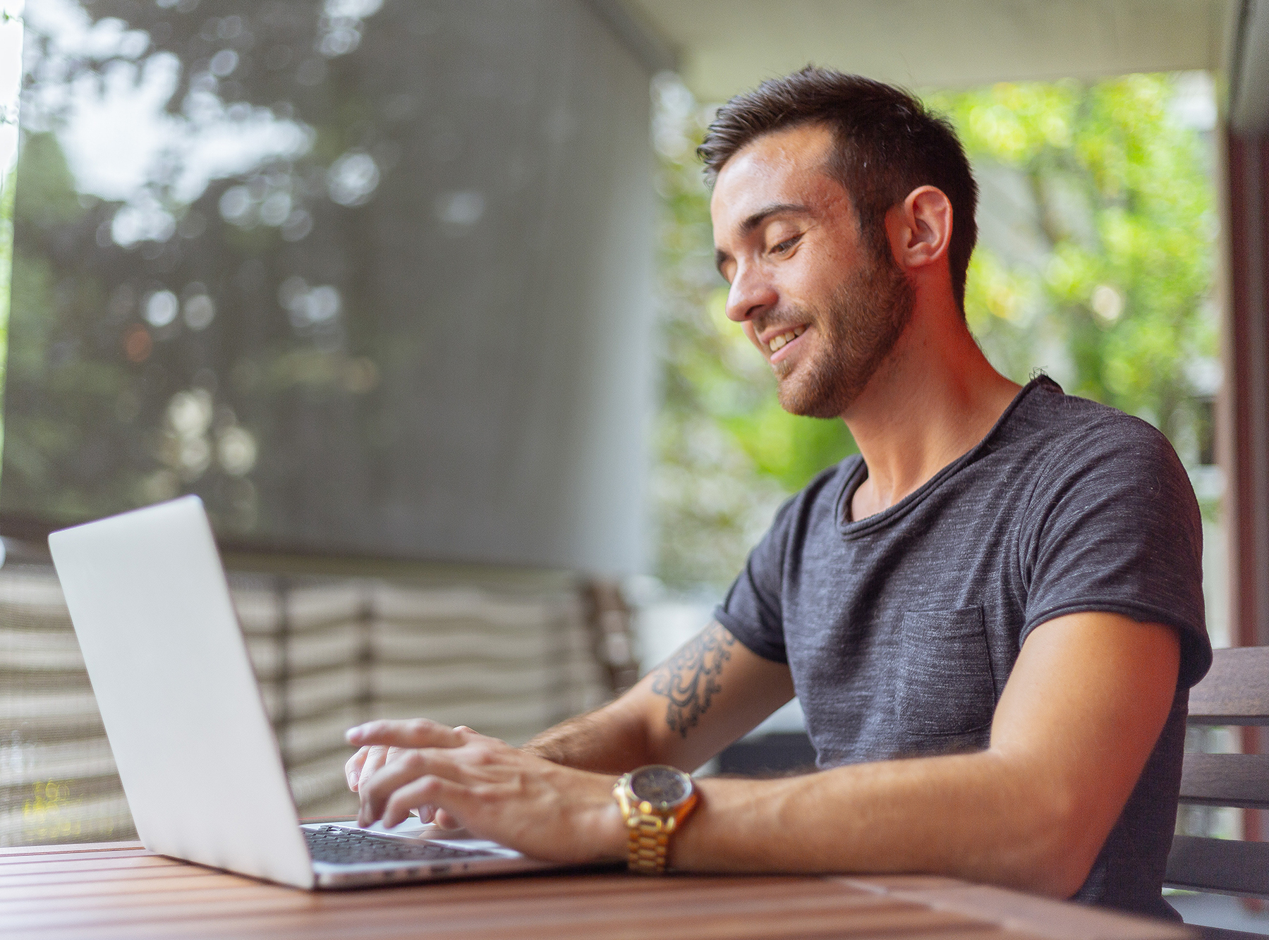 Empresário usando sistema de gestão online